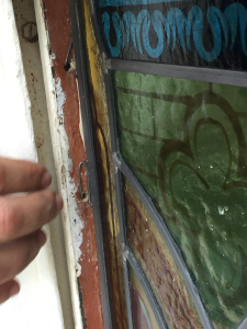 Sash clips to hold leadlight